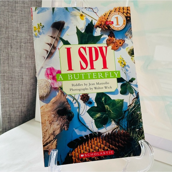 I Spy A Butterfly 🦋 Scholastic Reader Level 1 Paperback Book - Picture 1 of 7